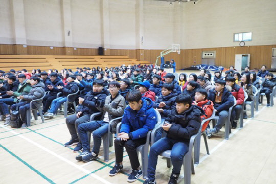 경기영어마을 양평캠프(대표 정영수)는 겨울방학을 맞아 철원군청 자치행정과 평생학습지원부서와 함께 진행하는 'MVP 3주 프로그램'을 지난 2일부터 오는 30일까지 3주간 진행하고 있다고 밝혔다. 이번 프로그램은 집중적인 회화교육을 통해 영어구사력을 증진하는데 집중했다. 철원지역 초등학교 6학년부터 중학교 2학년(초등학교 11개교, 중학교 5개교) 학생 총 93명이 참가했다. 초등학교 3개 반, 중학교 6개 반 등 총 9개 반이 운영되고 있다. 경기영어마을 양평캠프 제공